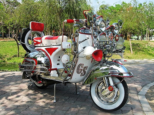 mezzalunasuvespa2.jpg