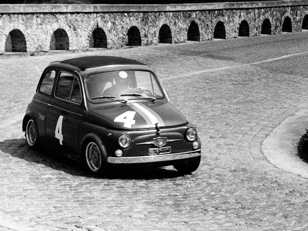 Ghini-al-volante-della-Fiat-500-Giannini-sul-percorso-Bologna-Raticosa.jpg