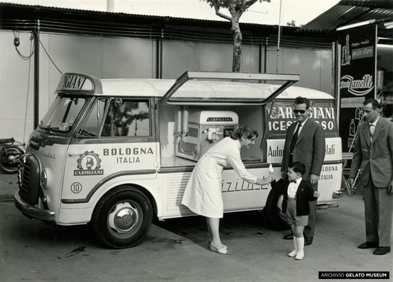 AutomezzoCarpigianiconabordomacchinasoftallafieradiBologna1958ArchivioGelatoMuseum.JPG