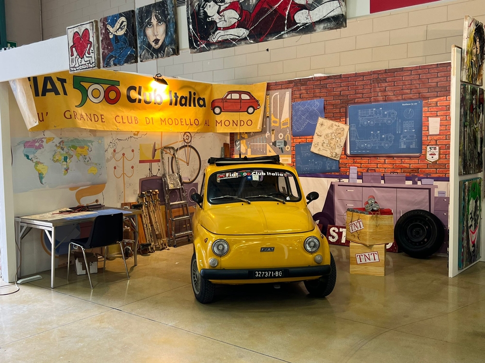 La R gialla di Walter Piantoni del Fiat 500 Club Italia al Comicon di Bergamo